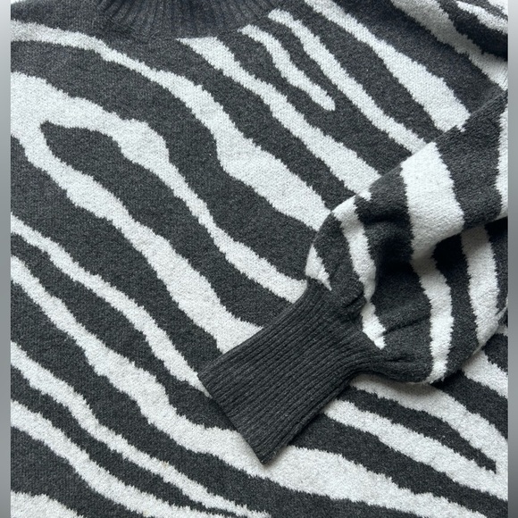 French CONNECTION Tiger Jacquard Sweater Size Medium - Picture 5 of 8